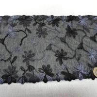 Dentelle de gaze noire brodee fleur lavande 2 