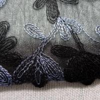 Dentelle de gaze noire brodee fleur lavande 3 