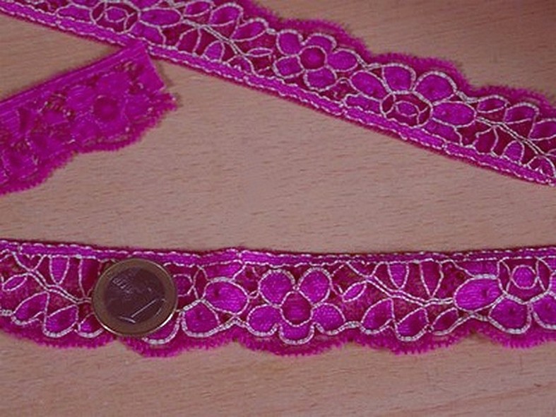 Dentelle extensible fuchsia fleurie petite largeur 1 3