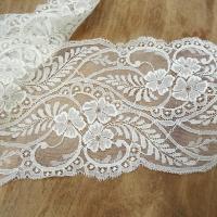 Dentelle fine blanc casse festonnee en nylon 1 