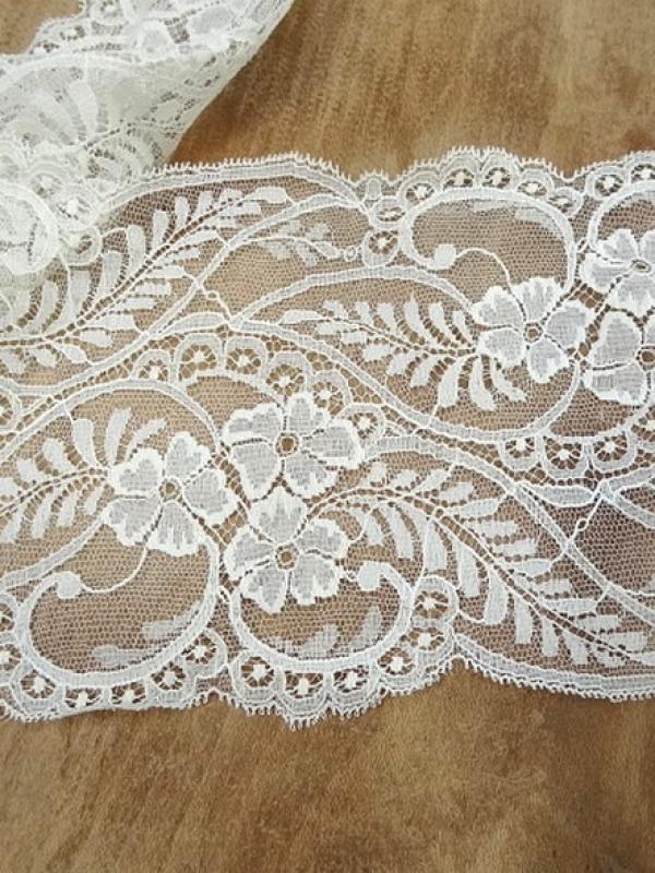 Dentelle fine blanc casse festonnee en nylon 1 