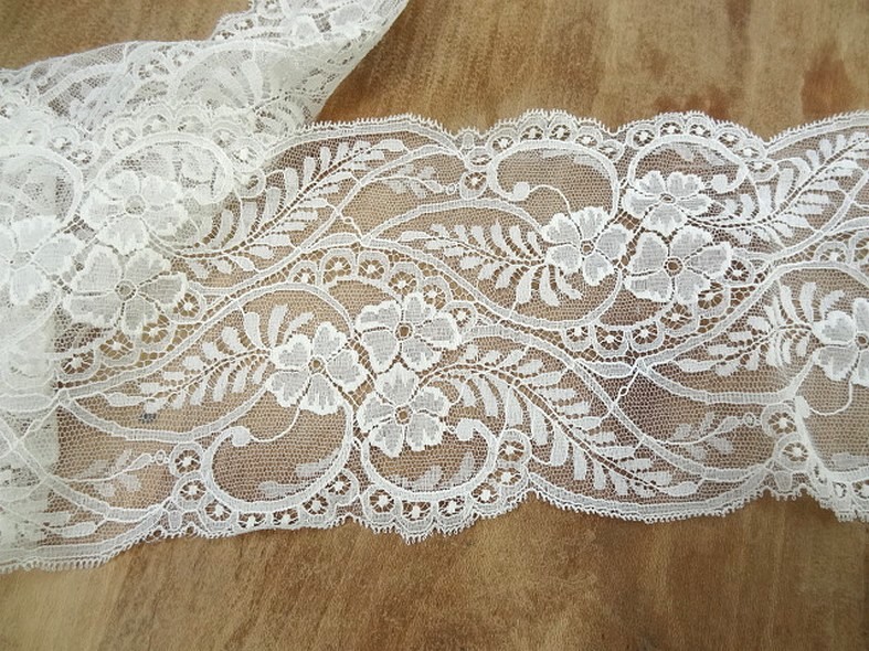Dentelle fine blanc casse festonnee en nylon 1