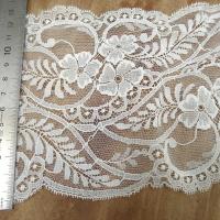 Dentelle fine blanc casse festonnee en nylon 2