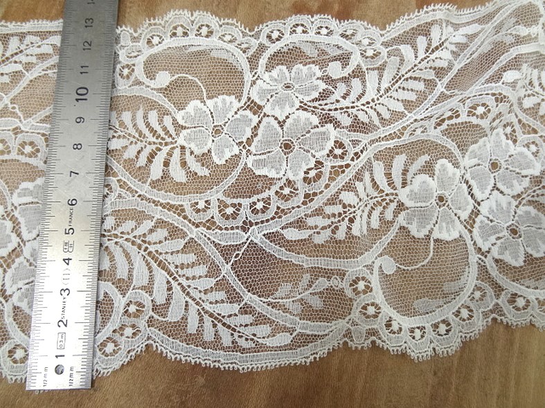 Dentelle fine blanc casse festonnee en nylon 2