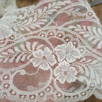 Dentelle fine blanc casse festonnee en nylon 3