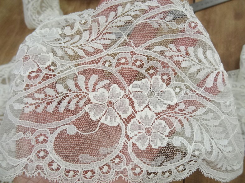 Dentelle fine blanc casse festonnee en nylon 3