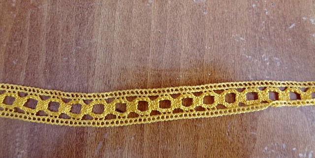 Dentelle fine crochetee ocre 1