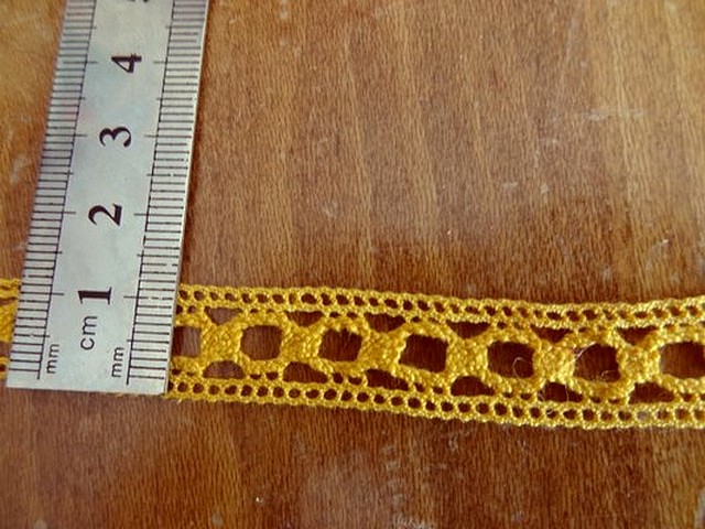 Dentelle fine crochetee ocre 2