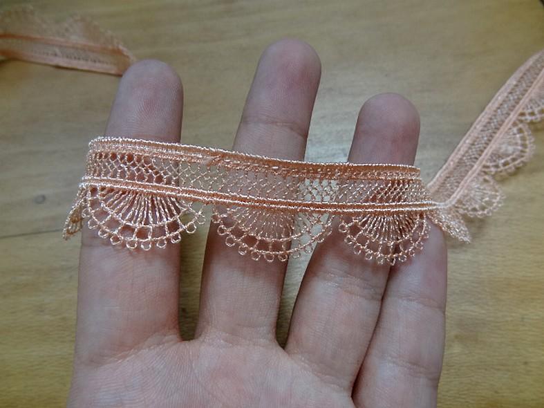 Dentelle fine festonnee saumon 1