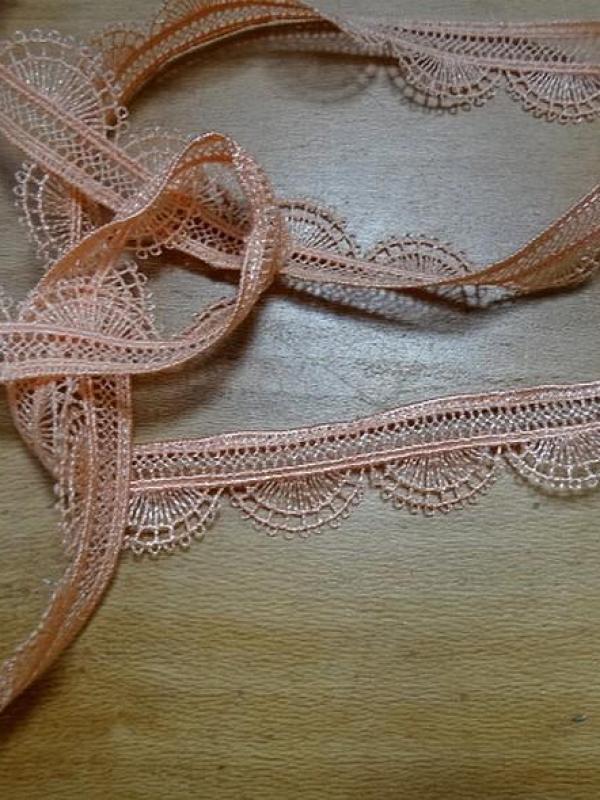 Dentelle fine festonnee saumon 2 