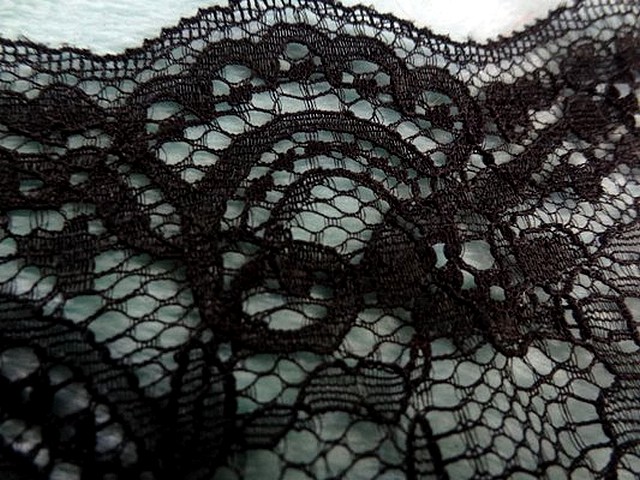 Dentelle fine mecanique noire 2