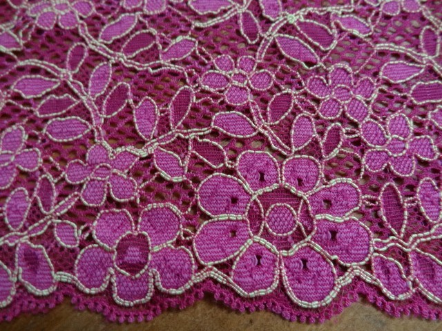 Dentelle fuchsia extensible grande largeur 3