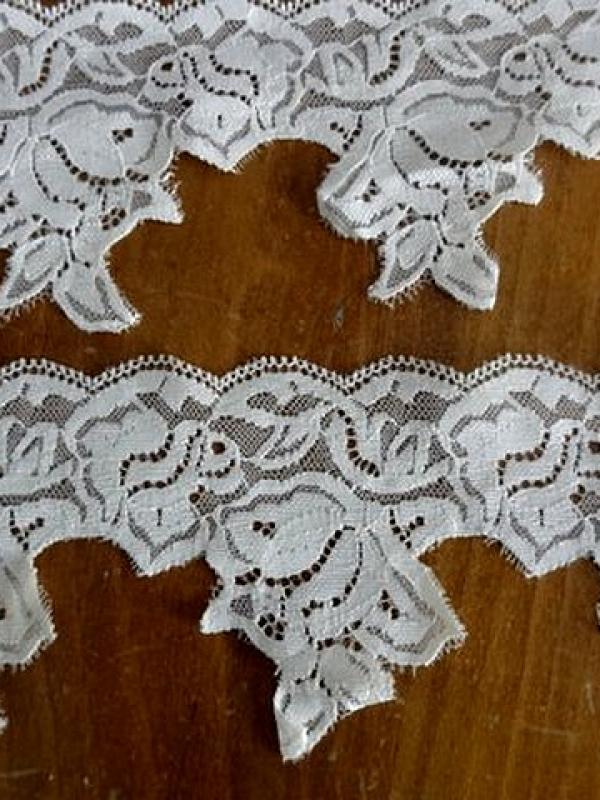 Dentelle grappe de fleurs acrylique blanc casse 2 