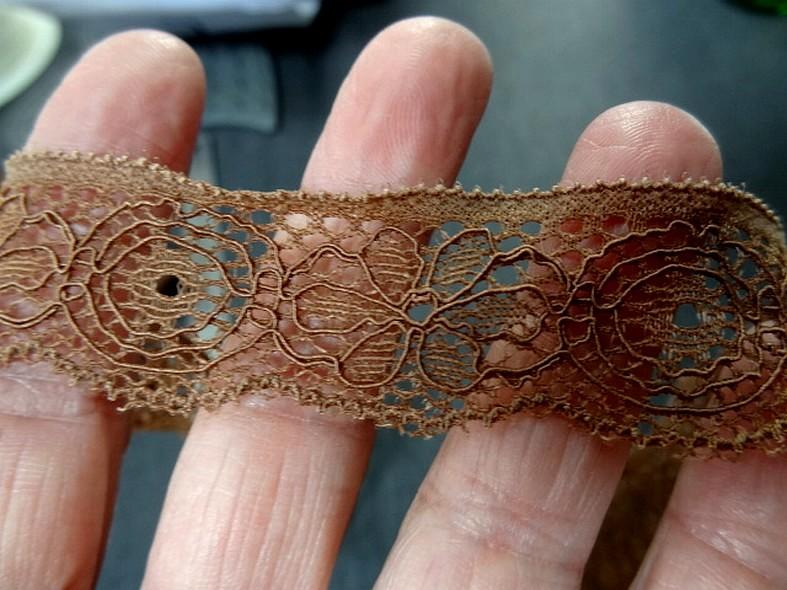 Dentelle guipure fine festonnee moka 1