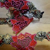 Dentelle guipure large fleurs colorees sur resille noire 2