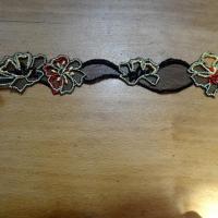 Dentelle guipure large fleurs colorees sur resille noire 4 