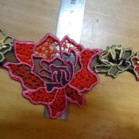 Dentelle guipure large fleurs colorees sur resille noire 5 