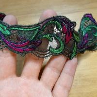 Dentelle guipure vert et rose sur resille noire 1 