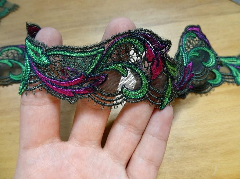 Dentelle guipure vert et rose sur resille noire 1
