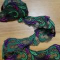 Dentelle guipure vert et rose sur resille noire 2