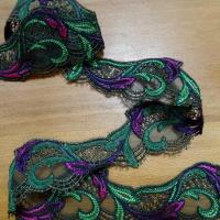 Dentelle guipure vert et rose sur resille noire 2