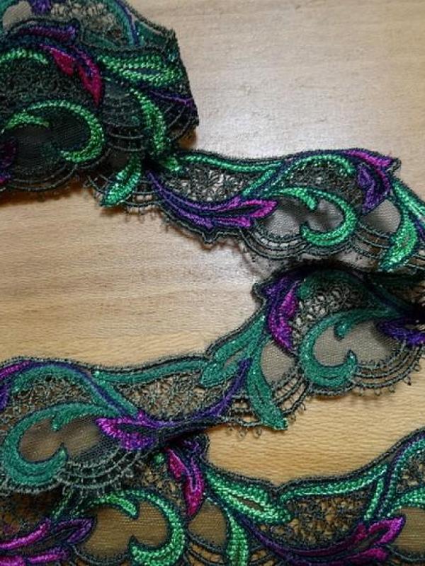 Dentelle guipure vert et rose sur resille noire 2 
