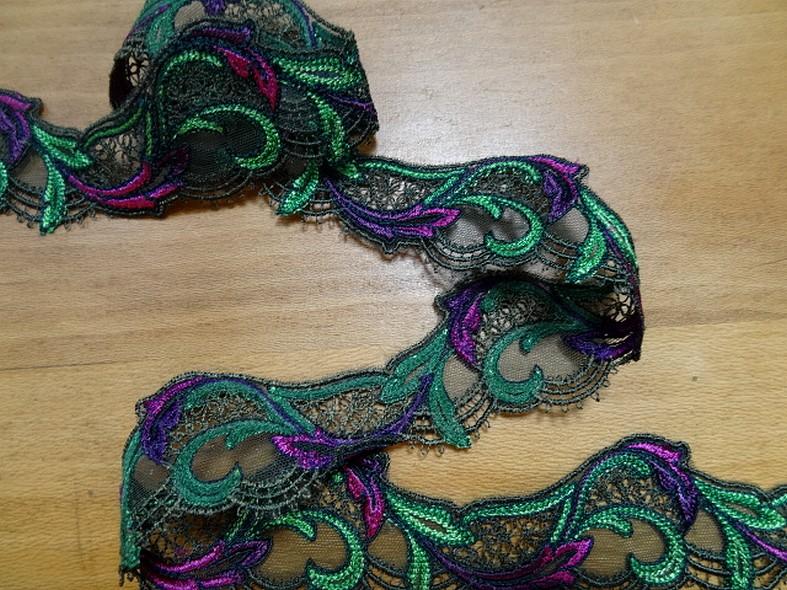 Dentelle guipure vert et rose sur resille noire 2