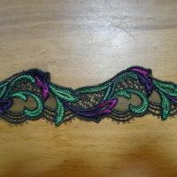 Dentelle guipure vert et rose sur resille noire 3 