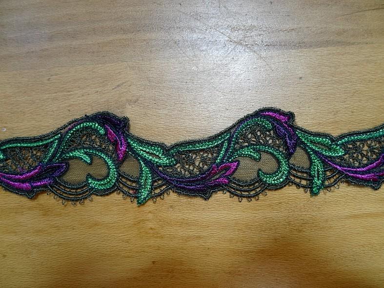 Dentelle guipure vert et rose sur resille noire 3