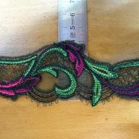 Dentelle guipure vert et rose sur resille noire 4