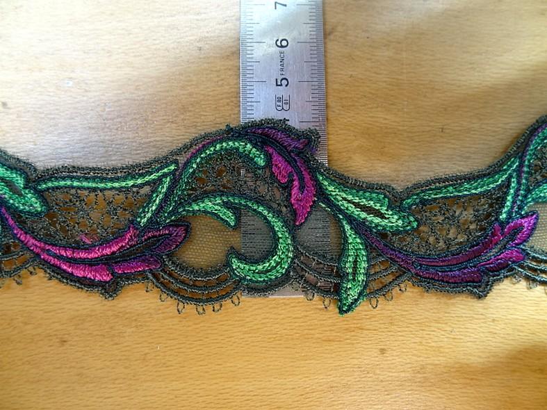 Dentelle guipure vert et rose sur resille noire 4