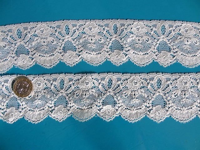 Dentelle ivoire classique festonnee 2