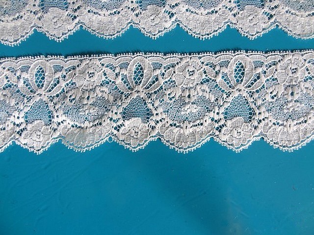 Dentelle ivoire classique festonnee 3