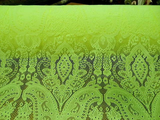 Dentelle jaune chartreuse motif classique 2