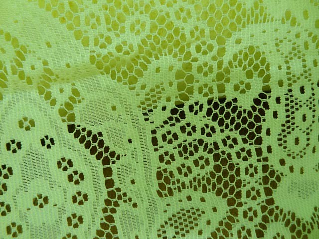 Dentelle jaune chartreuse motif classique 4