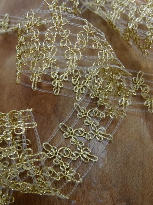 Dentelle lurex dore sur portee fil transparent 1 