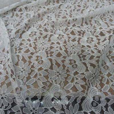 Dentelle lycra blanc casse fleurs et volutes 