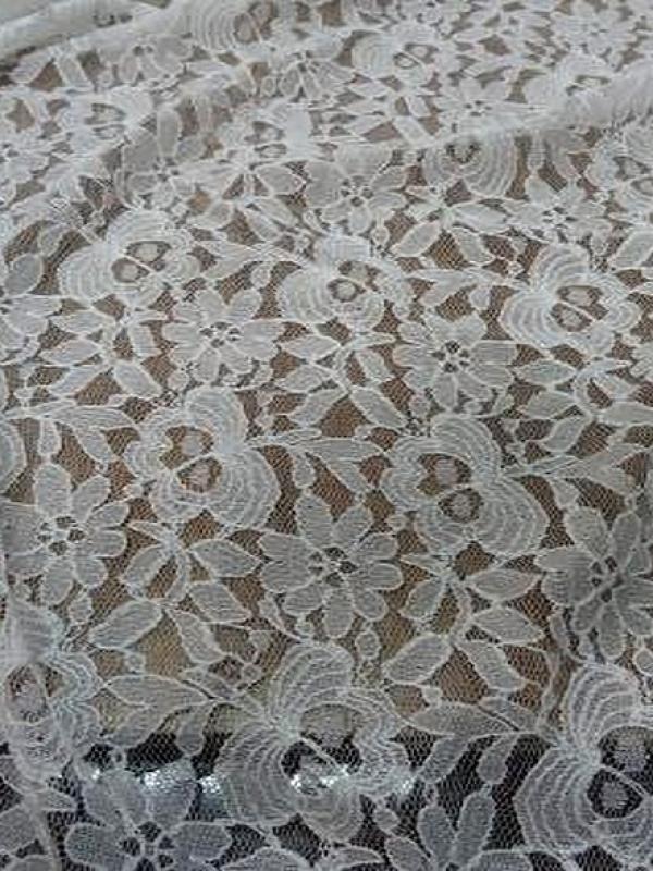 Dentelle lycra blanc casse fleurs et volutes 