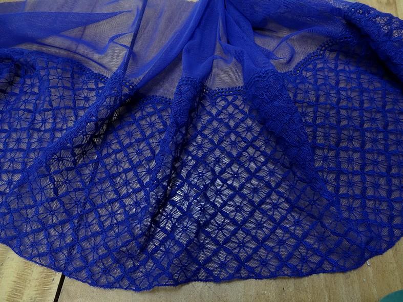 Dentelle lycra broderie croisillons bleu outremer 1