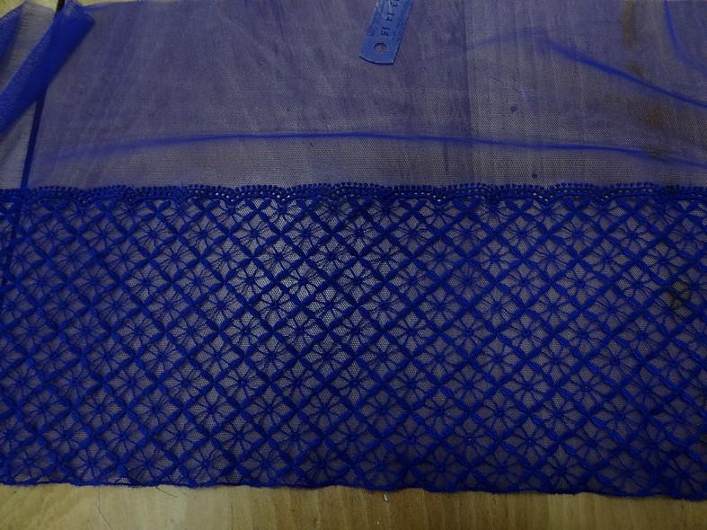 Dentelle lycra broderie croisillons bleu outremer 2