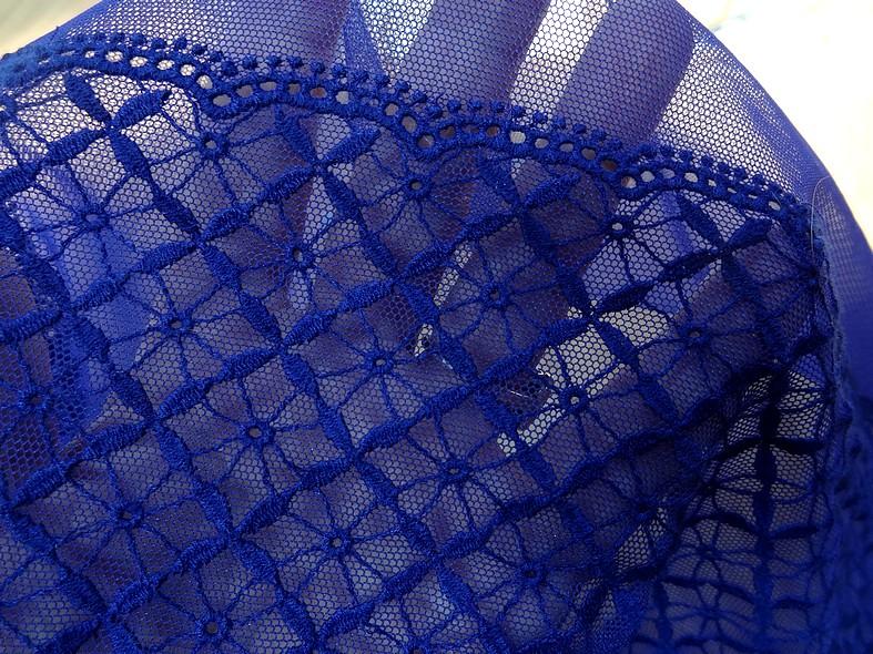 Dentelle lycra broderie croisillons bleu outremer 5