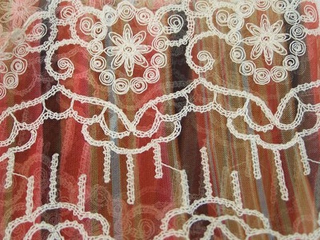 Dentelle may resille brodee ocre et saumon