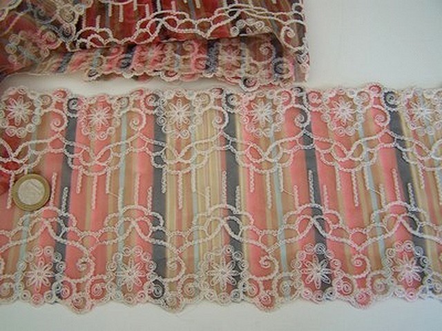 Dentelle may resille brodee ocre et saumon 1