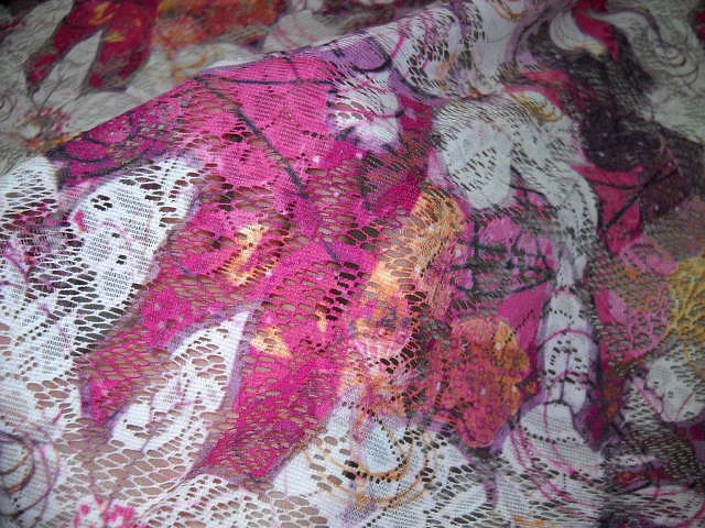 Dentelle motif lis rose et blanc 1