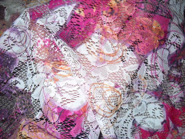 Dentelle motif lis rose et blanc 2