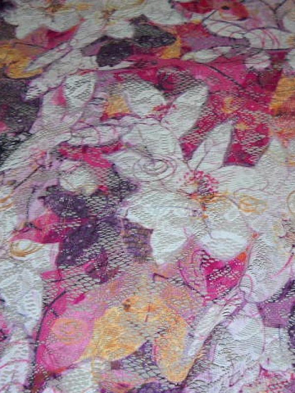 Dentelle motif lis rose et blanc
