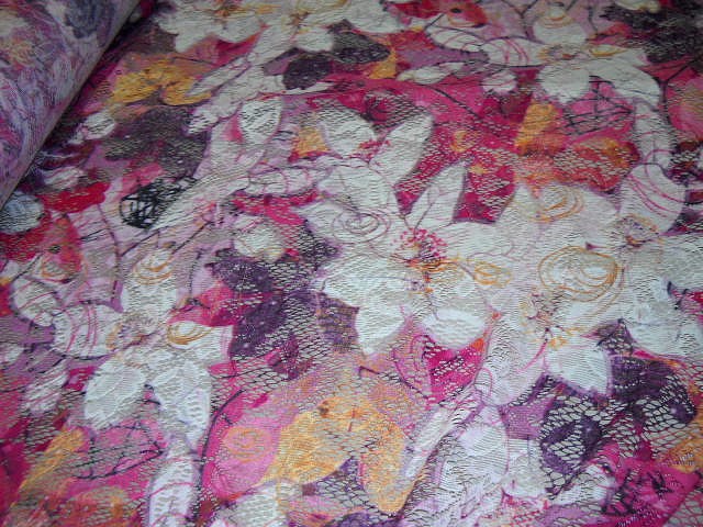 Dentelle motif lis rose et blanc