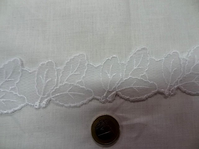 Dentelle mousseline brodee champetre blanche 1