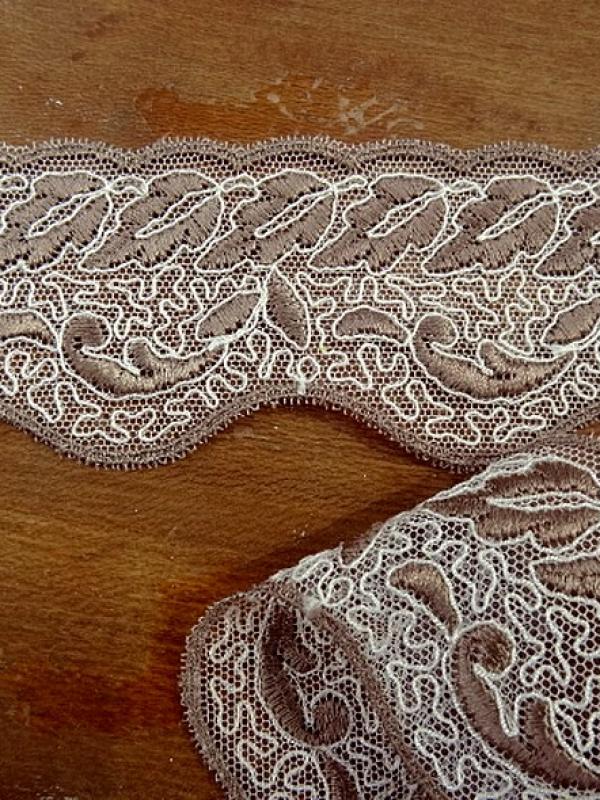 Dentelle ninon broderie marron glace 