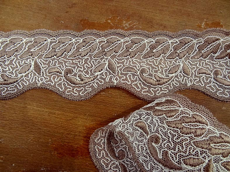 Dentelle ninon broderie marron glace